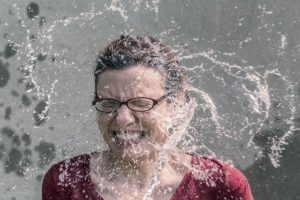 水素水を全身で浴びる女性