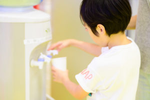 水素水サーバーを利用する子供