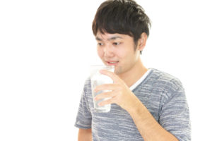 水飲み健康法を試す男性