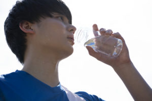 電解水素水を飲む男性