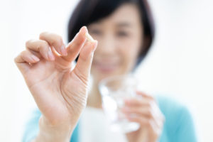 水素サプリを飲む女性