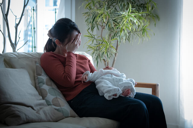 産後の更年期障害に悩む女性